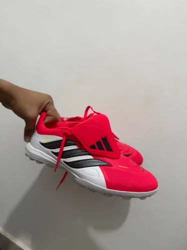 Chuteira adidas Predator League Society - Vermelha/Branca tamanho 40