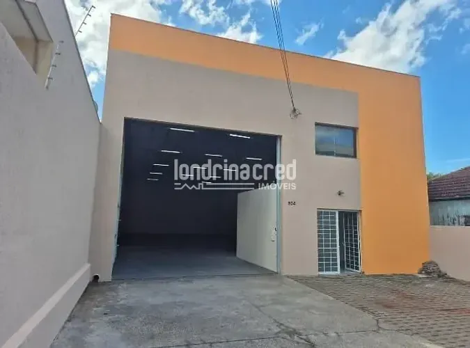Barracão para locação na Vila Filipin com 345m², amplo estacionamento frontal, 1 sala para