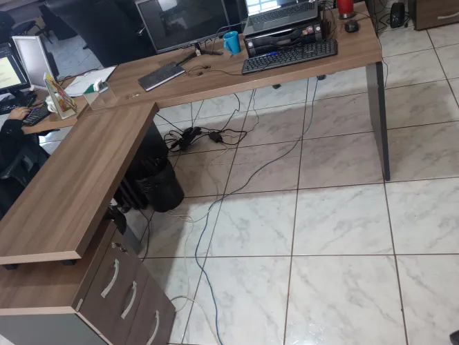 Mesa em formato l marrom
