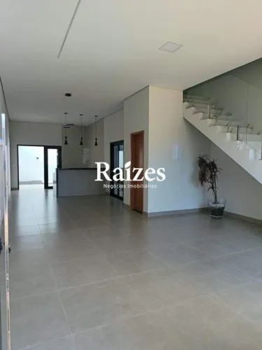 Casa Sobrado com 3 quartos sendo 1 suíte no Bairro Grand Ville em Uberlândia
