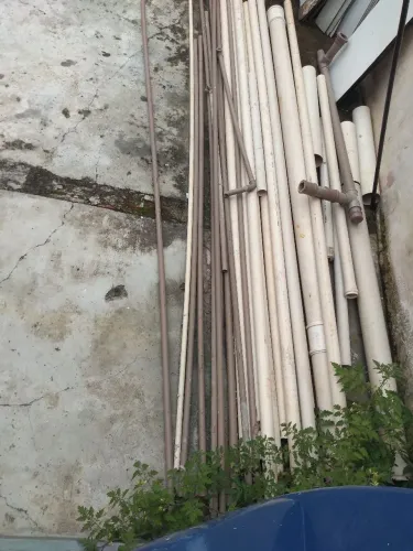 Caixa 1.000 LT. Fortalece tampa rosqueável nova, mais várias barras de cano 40/25 PVC.