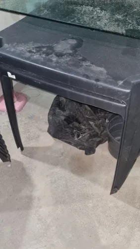 mesa e cadeira com encosto