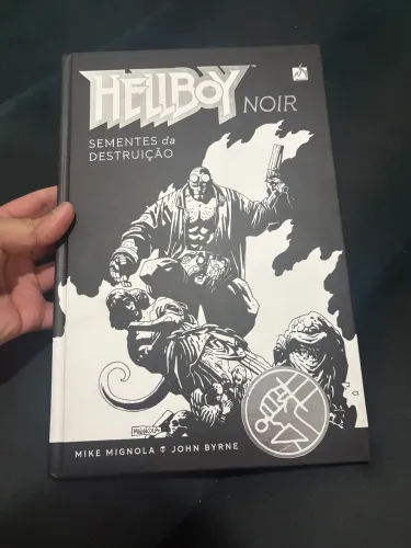 HQ Hellboy Noir - Tamanho Gigante
