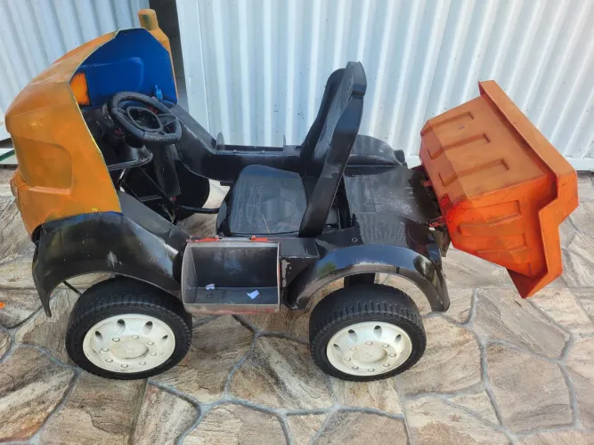 Vendo Caminhão infantil com caçamba truck bem grande