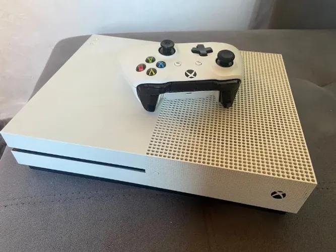 xBox one s - 500 GB + controle + Jogo (fifa 19).