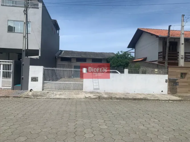 Terreno próximo ao mar, e poucos metros da Avenida Nereu Ramos, na Praia Alegre na cidade