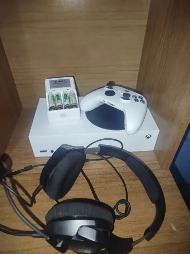 Xbox series s com carregador de pilha e fone