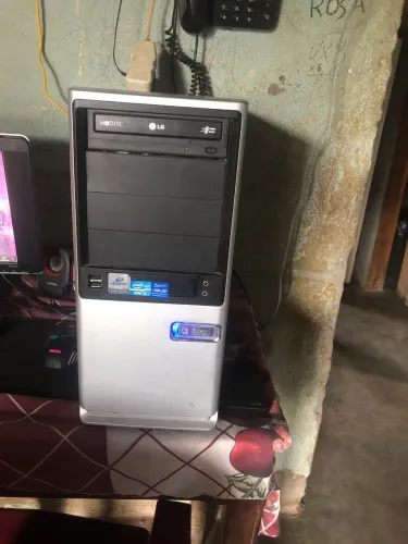 Pc de escritório com um i3 2100 8 gb de ram SSD 111 é uma placa de vídeo da AMD 5450 