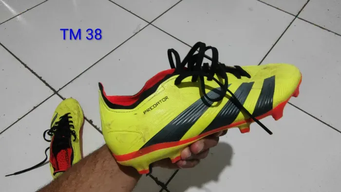 Chuteira campo Tam 38 Adidas PREDATOR. Chuteira futsal Tam 36 PUMA.