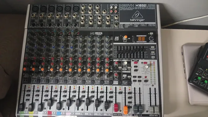 Mesa de som Behringer