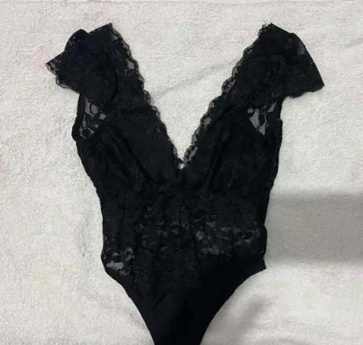 Body de renda preto decotado