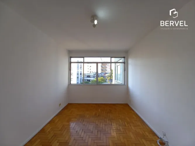 Este belo apartamento possui 66m² bem distribuídos e está localizado no Méier, uma área pr