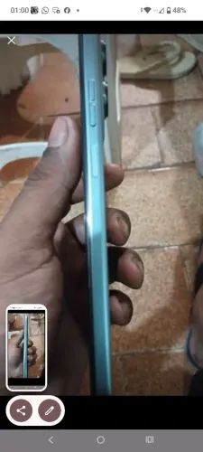 Moto g35 128gb com leve trincando