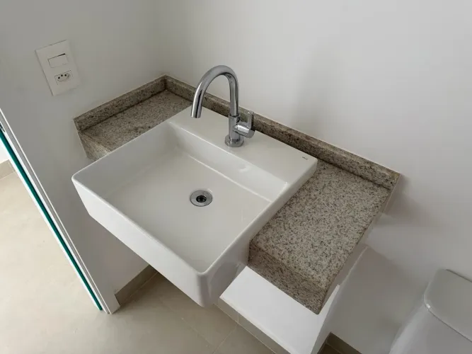 Bancada 80x36cm de Granito Branco Itaúnas com Cuba Deca
