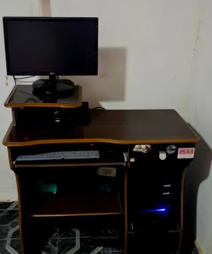 Computador + monitor AOC + mesa de computador!