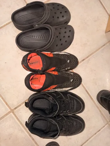 Tênis chuteira crocs original semi nova n 32