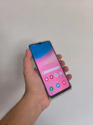 A 30s 64 gigas todo original com garantia ?