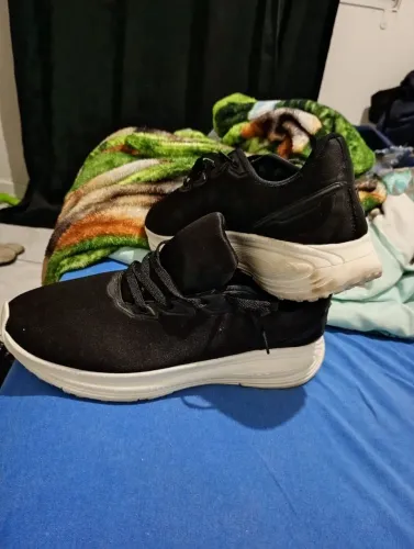 Tênis preto esportivo sem marca