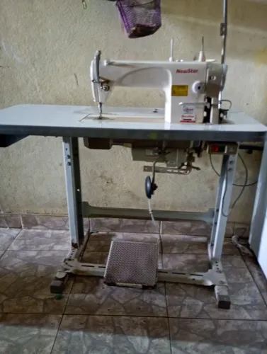 Máquina de costura reta industrial