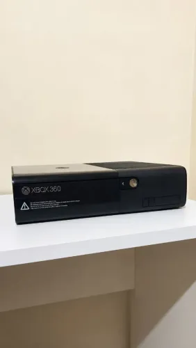 Xbox 360 Super Slim Desbloqueado RGH Com 90 jogos + Fonte Bi-Volt + Quatro Controles origi