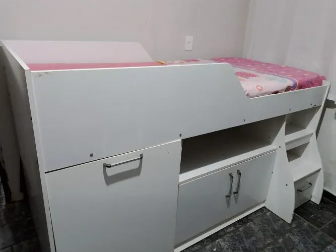 Cama de solteiro, 2 portas, 1 gaveta, com mesa .
