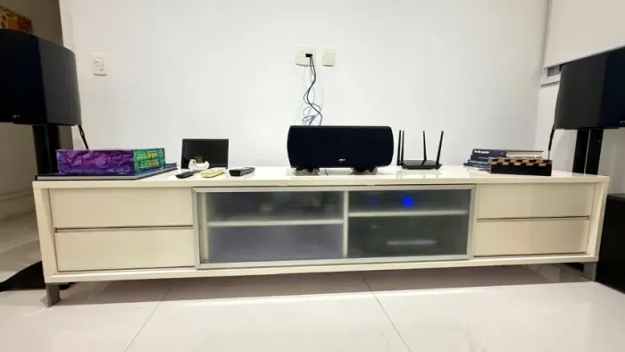 Rack de TV Moderno Laqueado Off-White com Porta de Vidro e Gavetas