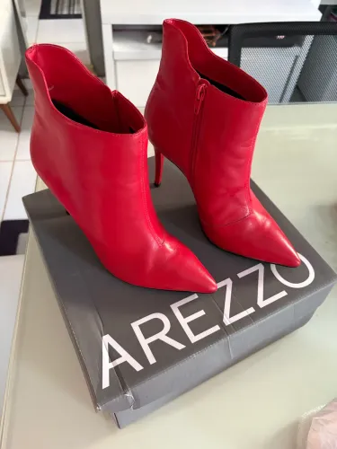 Bota vermelha 37