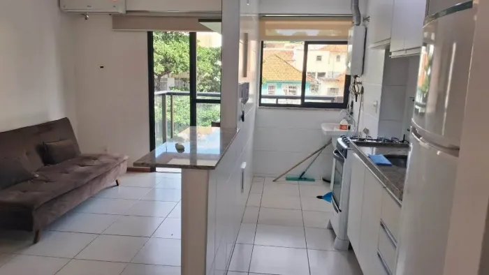 NO CONDOMINIO DOM, VENDO SEMI MOBILIADO, DESOCUPADO