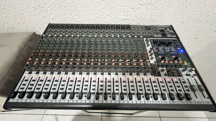 MESA DE SOM BEHRINGER EURODESK