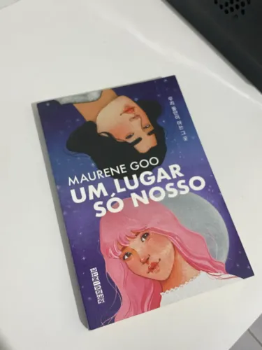 Livro Um lugar só nosso - Ótimo estado