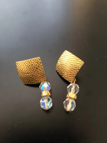 Losango dourado, cristal iridescente. Brinco vintage que brilha diferente.