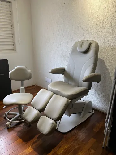 Poltrona de Podologia automática(Podontolider) acompanha mocho a gás com regulagem. 