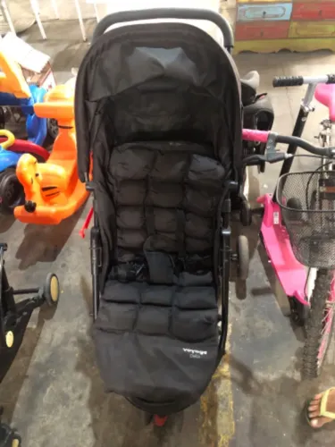 carrinho de bebê preto Voyage Delta