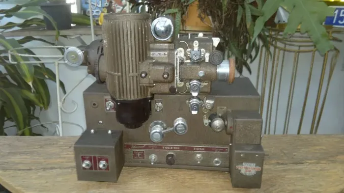 Projetor 16mm Bell & Howell