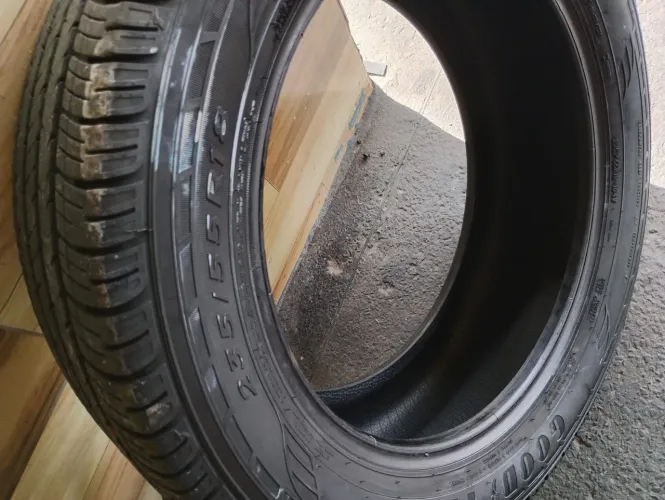 Dois pneu Michelin e dois pneu Goodyear 235 55 18