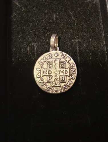 Pingente/medalha de São Bento, em prata com detalhes em relevo