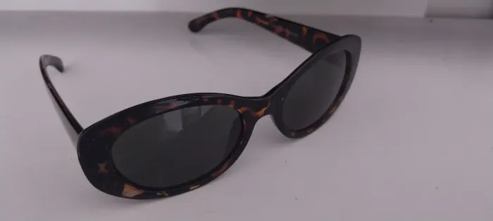 Oculos sol estilo 1963 pardo lente simples feminino