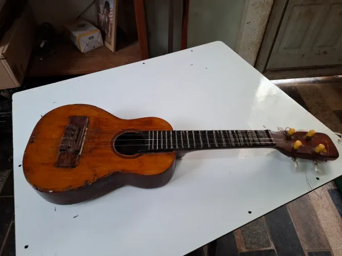 Cavaquinho/ Ukulele antigo restaurado