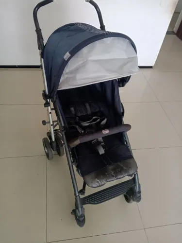 Vende-se carrinho de bebê usado mais bem conservado só tem que mandar amolecer os pneus