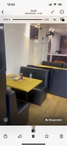 Mesas e poltronas estilo lanchonete americana.