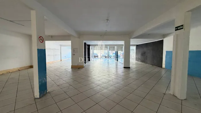 Lojão comercial para locação fixa, 220m², próximo ao Extra.