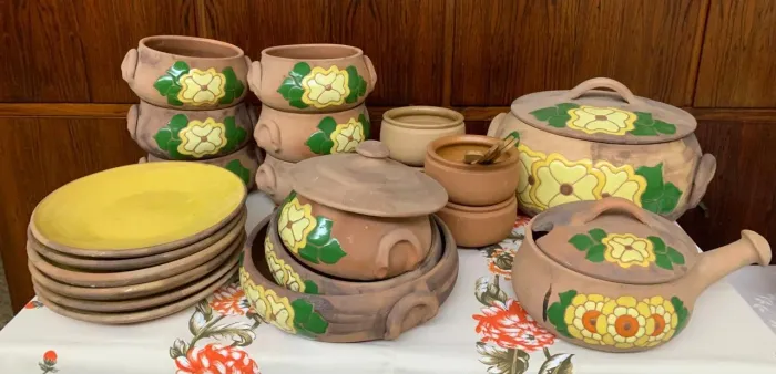 Conjunto de panela cumbuca pratos de barro para feijoada