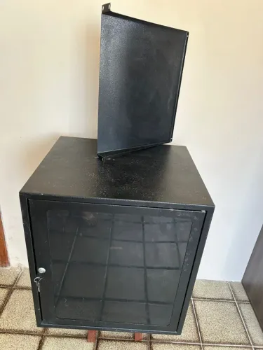 Rack 19" 8U com Chave + Bandeja Fixa - Organização Profissional (Estado de Novo!)
