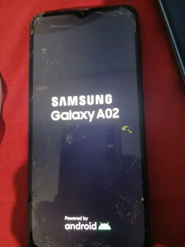 Celular  Samsung perfeito só a  tela trincada  bateria   boa