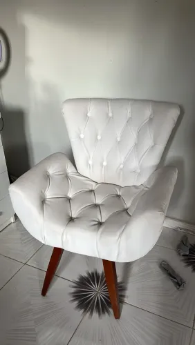 Poltrona Branca Estofada Capito