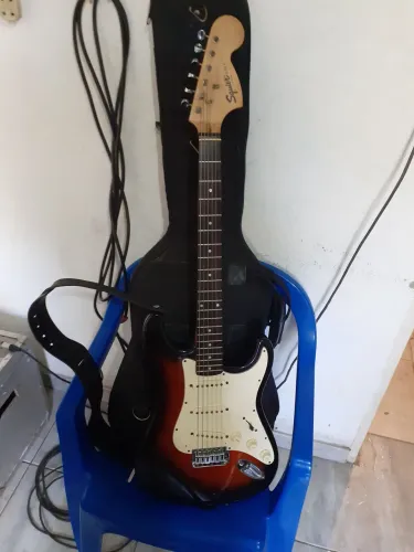 Guitarra Squier By Fender (Indonésia)