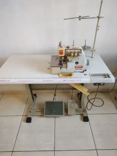 Máquina overlock