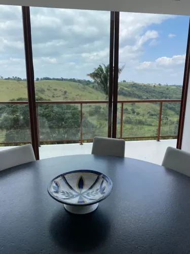 CASA PORTEIRA FECHADA C VISTA P VALE - 04 QUARTOS SENDO 02 SUÍTES - 204m²