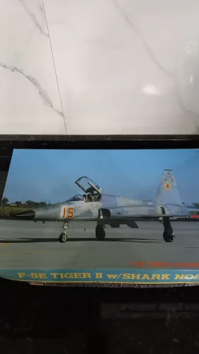 Kit Plastimodelismo F 5 Tiger II escala 1:32