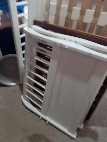 Vendo cama de solteiro bi cama toda completa usada. Valor 200,00 reais. Interesse chama.